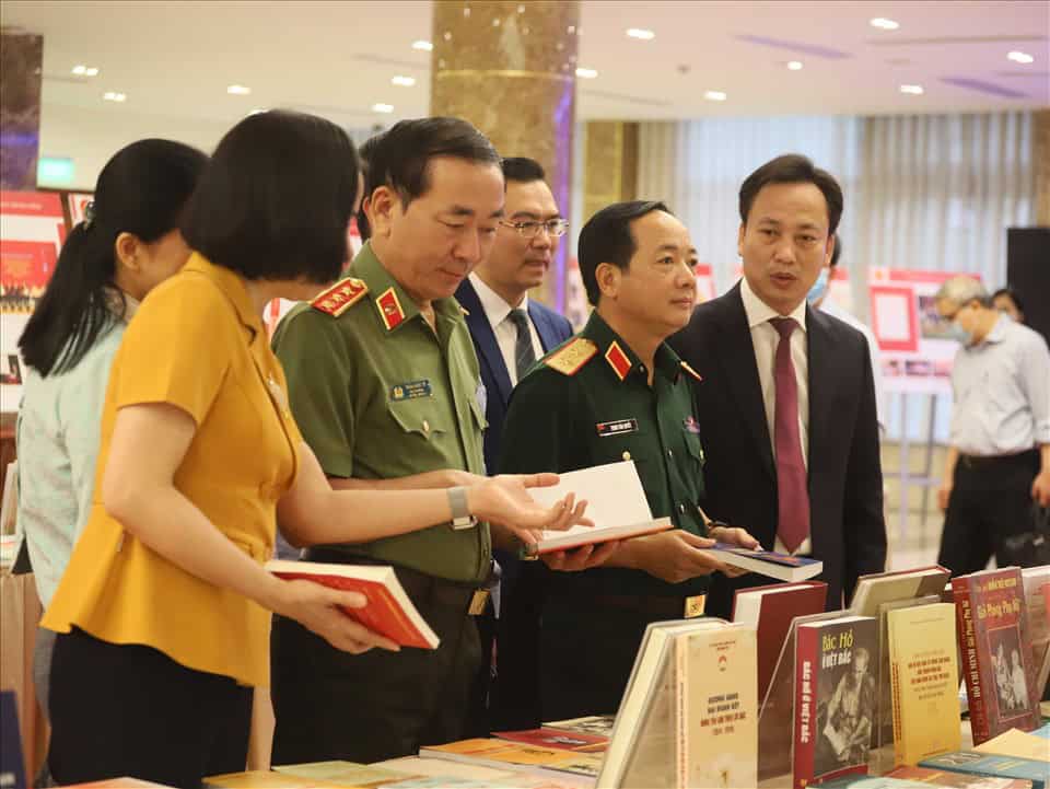 Triển lãm ảnh và sách nhân kỷ niệm 132 năm Ngày sinh Chủ tịch Hồ Chí Minh